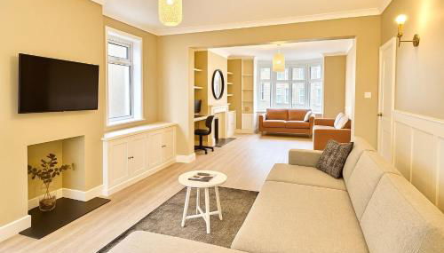 Stunning 5 bed house in enviable location - Photo 2