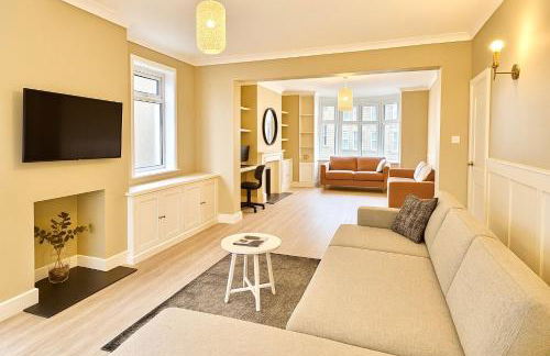 Stunning 5 bed house in enviable location - Photo 2