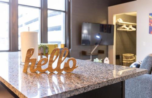 Steps 2 Everything! - KING Bed - Amazing Roof and Gym - Foto 3