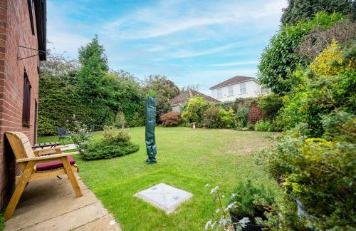 Splendid House Great Location to WAVE Surf & South West Water Park - Super Garden By STAE-Homes - Foto 40