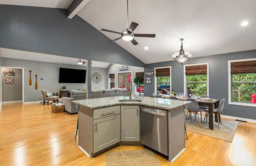 4bd Waterfront House in Lake Lanier with HotTub, FirePit, Wifi, Ping Pong and 2 Kaya - Foto 7