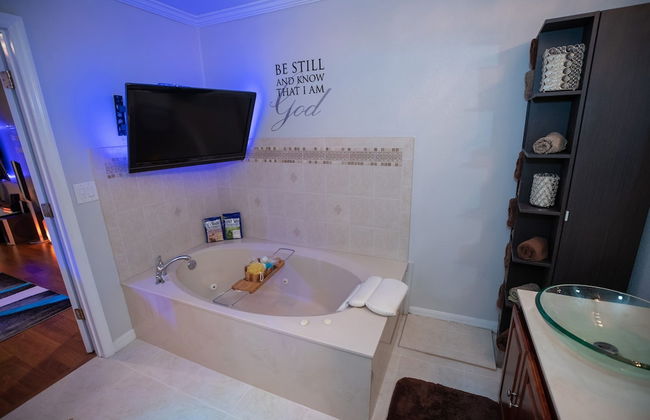 Gorgeous Urban Oasis W/hot Tub, Heated Pool And Private Movie Theater 3 Bedroom Home by RedAwning - Foto 30