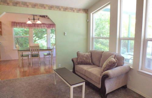 Peaceful Family Cabin on Beautiful Property, Plenty of Hiking and Fishing, 20 minutes from the coast, bordering Siuslaw National Forest, Oregon - Foto 8