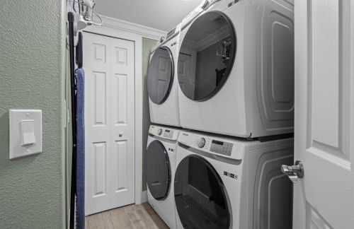 Brand NEW Modern Luxury wPrivate Pool Hot Tub BBQ Home Cinema 2 Miles to Disney - Foto 59