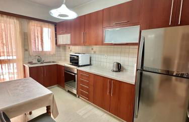 Mamour Apartments, Near Tram & 8' to Beach, Queen Bed Comfort - Foto 8