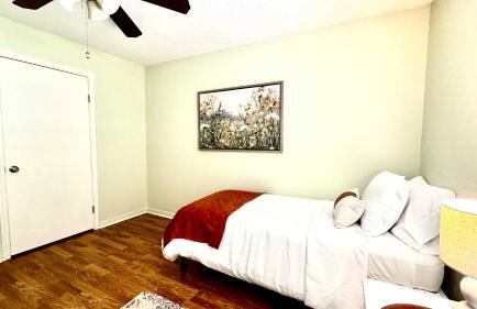 Stylish 4BR Retreat in Cypress - King Bed -Fireplace -Outdoor Patio - TVs in 4 Rooms - Foto 29