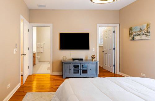 Windy City Getaway - 3BR 2BA Chicago Townhouse home - Photo 37