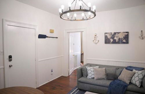 The Maiden Voyage - Themed Getaway, Steps to Forsyth, King Bed, Grill, Games, Picnic Basket - Foto 11