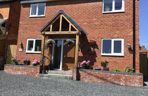 Luxurious 3 bedroom house now with FULL FIBRE INTERNET Shangri la in village of Alfrick with driveway parking for 3 cars in an area of outstanding natural beauty, superb walking,close to Worcester, Malvern showground, theatre, Malvern hills, dogs welcome - Photo 27