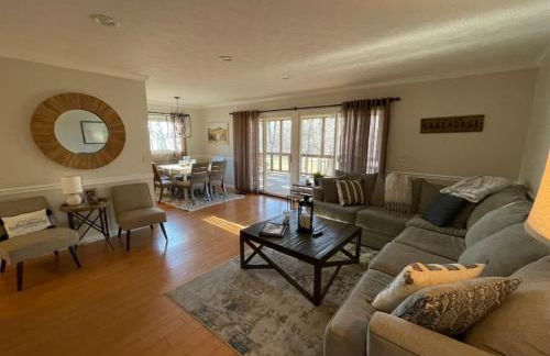 Beautiful Waterfront with Dock Firepit Hot tub - Foto 10