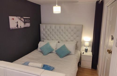 4-bed quiet cul de sac location with large secure off road parking for 4 cars - Foto 7