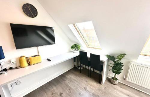 Stunning Modern, Private Apartment,15 Mins To Central London - Photo 19