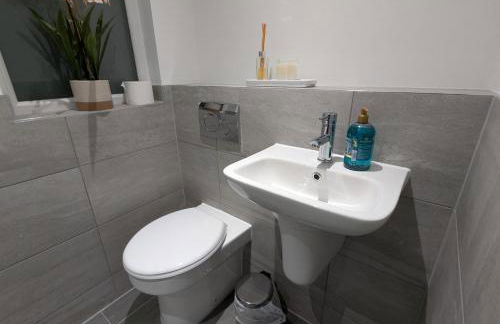 Large 4 Bed Hse, Sleeps 7, 3 BTH, Drive PRKG-4 Cars, M4-A329, Shinfield Studios, 10mins, Reading, Ascot & Legoland 20mins, Film Crew, Contractor & Family Friendly - Foto 21