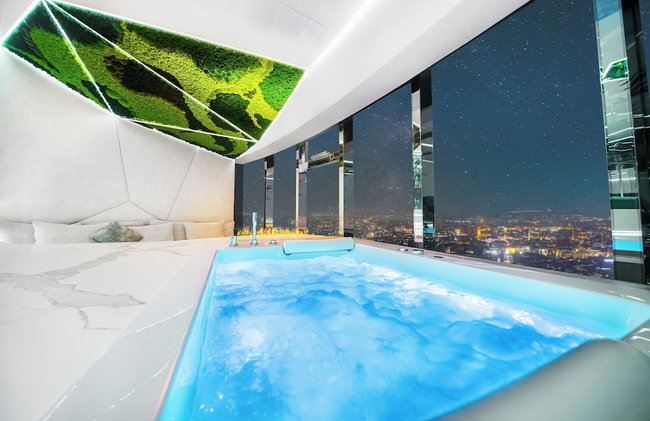 Apartments in Sky Tower with Bathtub near the window - Photo 1
