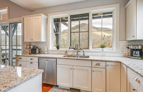 Direct Lake Access and Fire Pit Tuckasegee Cottage! - Foto 10