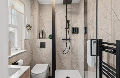 Riverside Rest 2 - 2 Bath, 2 Bedroom Apartment - Free Onsite Parking - Photo 18