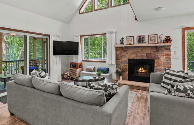 Maple Oasis by Avantstay Newly Built w/ Hot Tub, Game Room & Fire Pit - Photo 7