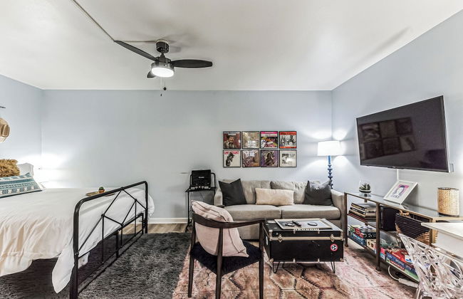 Trendy Studio for 4 w/ Community Pool! - Photo 3