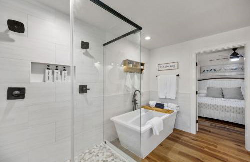 Seabrook 3BR Sleeps 10 w Backyard, Fire Pit Near Kemah - Foto 4