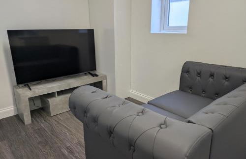 Modern Central Apartments with Balcony - Photo 14