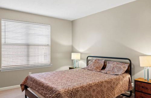 Private Fenced Yard • Sleeps 10 • Mins to Malls - Foto 28