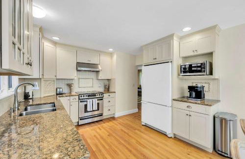 1 Story Family Home Half Mile to Beach with Patio , Grill, Office with Twin Beds, Peaceful Wooded Setting, Spacious Driveway, Garden Views, Walk to Shore, Perfect Cape Cod Getaway for Families - Foto 24