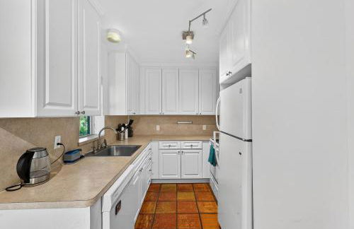 Sunny 2-Bedroom Miami Retreat with a Bright, Spacious Living Area & Relaxing Outdoor Seating - Foto 9