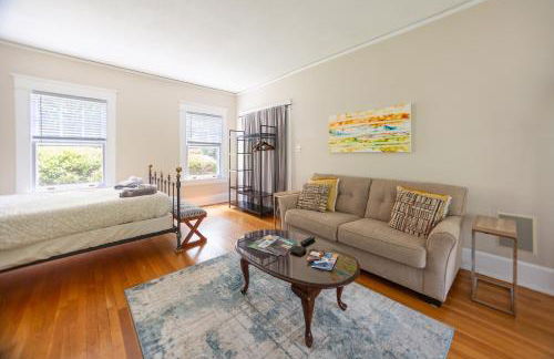 Spacious 2BR in Grand Old Home, Downtown Durham - Photo 11