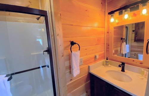 B1 NEW Awesome Tiny Home with AC Mountain Views Minutes to Skiing Hiking Attractions - Foto 8