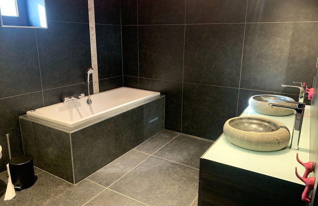 Luxury Villa With Pool - Photo 15