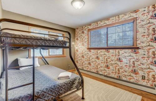 Chic chalet w/ hot tub, ping-pong, arcade bball - Foto 9