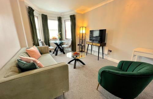 18PG Dreams Unlimited - Budget Flat w free parking - Slough Windsor Heathrow - Foto 1