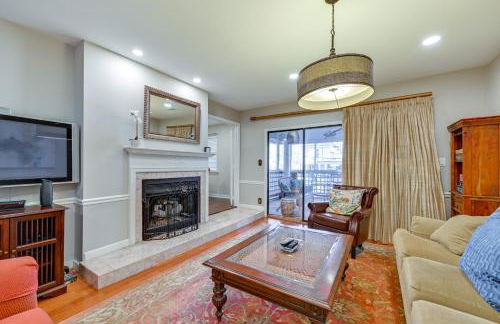 1 Mi to BOA Stadium! Walkable Condo with Porch - Foto 4