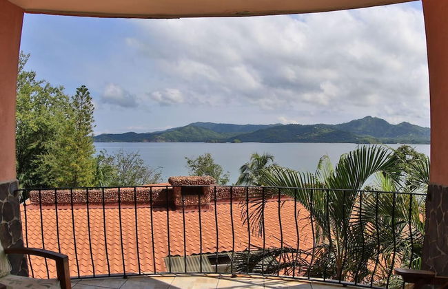 Hotel room-style ocean-view unit in Flamingo with pool - Photo 8