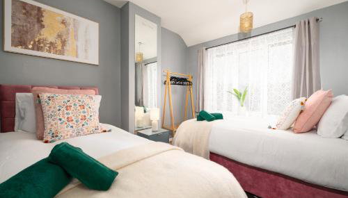 Modern Spacious Home - Parking - Sleeps 6 - minutes from the A1 & the Races - Foto 2