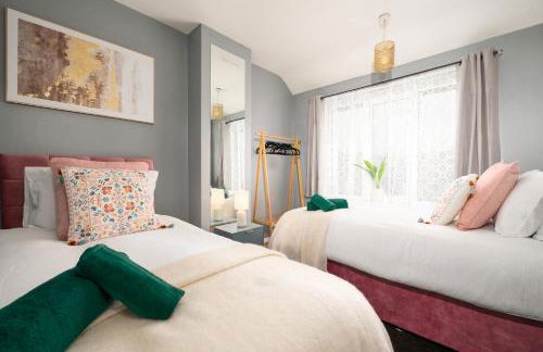 Modern Spacious Home - Parking - Sleeps 6 - minutes from the A1 & the Races - Foto 2