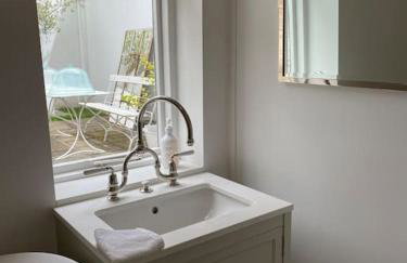 Double-Bed Bedroom, Living Room and Kitchenette, private Bathroom and Utility Room available at Willow House, Shepperton - Foto 22