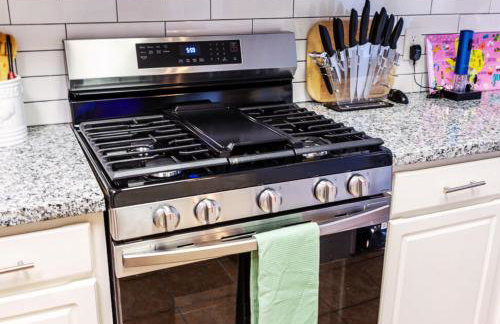 Cozy & Modern 5BR Smart Home with Yard and BBQ - Foto 33