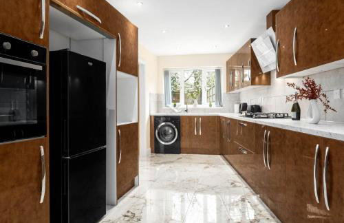 Four Bed House - Sleeps 7 - Garden - Parking - Smart TV 6COK - Photo 4