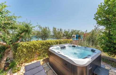 3 Bedroom Cozy Apartment In Ugrinic - Foto 8