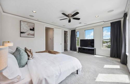 Resort vibe with Pool and Hot tub Downtown skyline views - Photo 34