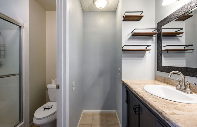 Spacious Family Retreat w Garden Modern Comfort - Photo 53