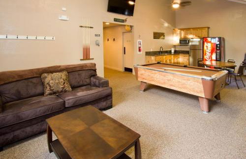 St Anton Courtyard View 2-Bedroom Condos with Pool & Jacuzzi - Foto 7