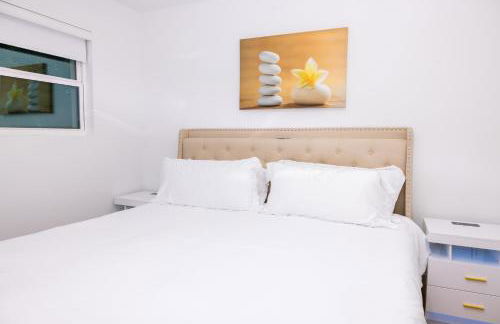 Luxe Retreat, Modern Gem with Private Backyard Oasis - Foto 24