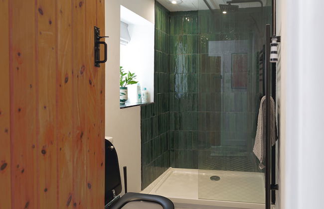 Stunning 2BD in the Heart of Malmesbury - Photo 33