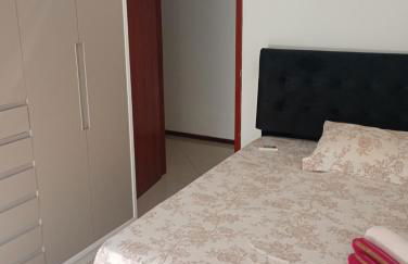 Terraço Familiar , 2 quartos com ar condicionado, 2 banheiros, churrasqueira a carvão , wi-fi, vaga para 2 carros suporta até 7 pessoas - Foto 12