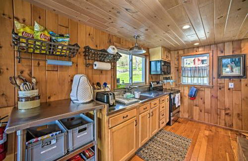 BBQ Ready Lakeside Milford Home with Paddleboat - Foto 10