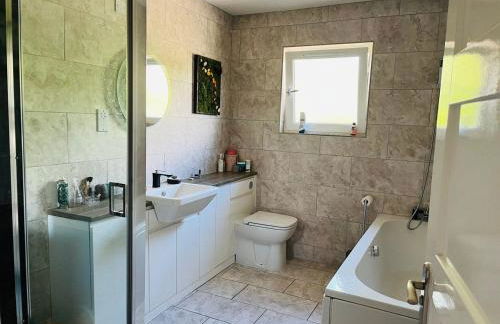 4-Bed Seaside Dream House - Sleeps 8 & Parking - Foto 44