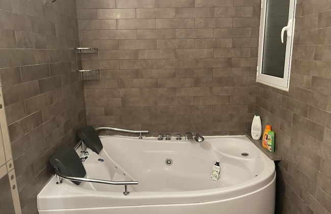 Luxurious 6 Bedroom Villa In a Great Location - Foto 20