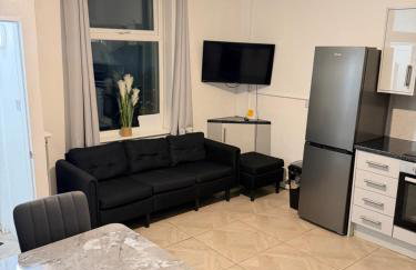 Modern 2 Bedroom House with 2 Ensuite and Free Parking - Photo 10